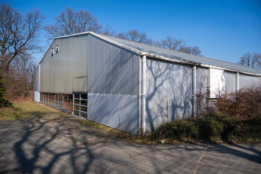 Hala sportowa na Kozanowie, w jej miejscu inwestor zaplanował budowę mieszkań